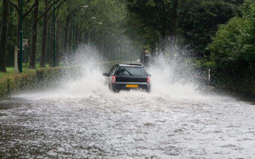 Podtopienia i zalane drogi w miejscowościach otaczających Wrocław