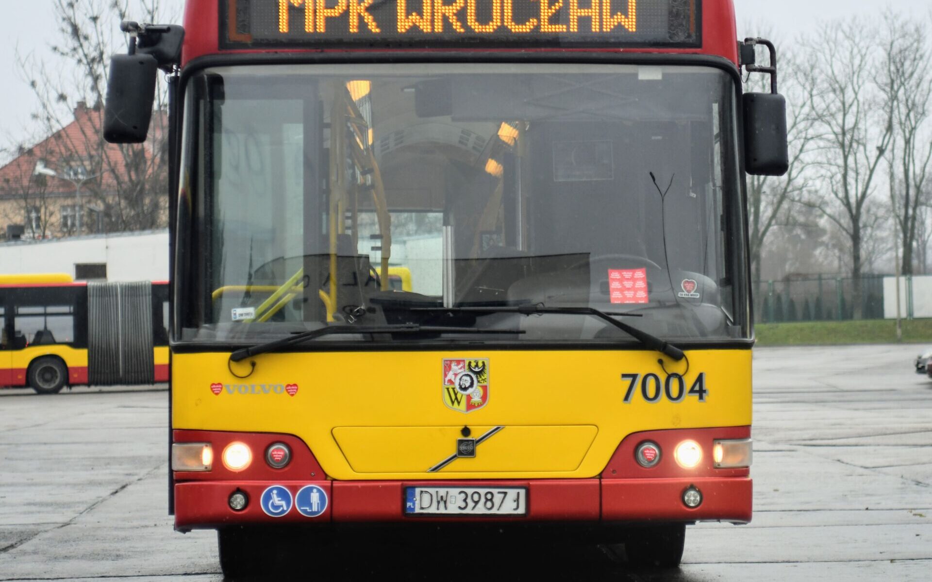 Zderzyły się trzy pojazdy. Wśród nich bus MPWiK i autobus MPK, fot. MPK Wrocław